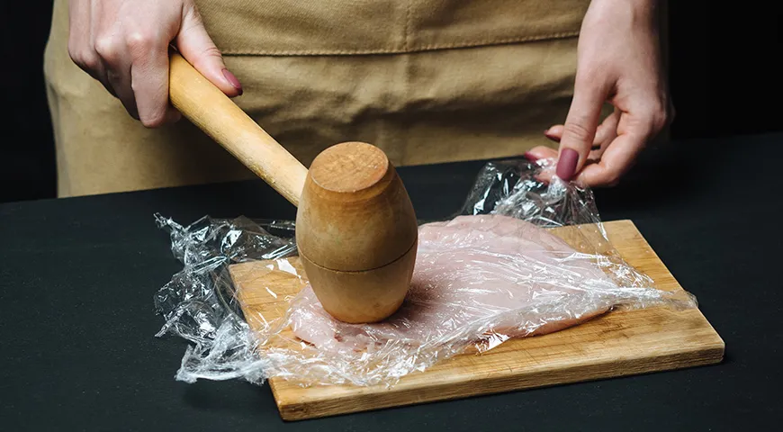 Перед тем как отбивать мясо, накройте его пленкой