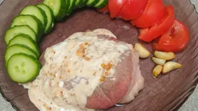 Стейк из говядины с соусом из зернистой горчицы