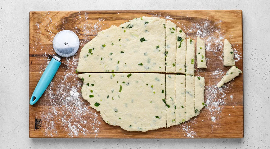 Сырные палочки на кефире с зеленым луком на сковороде