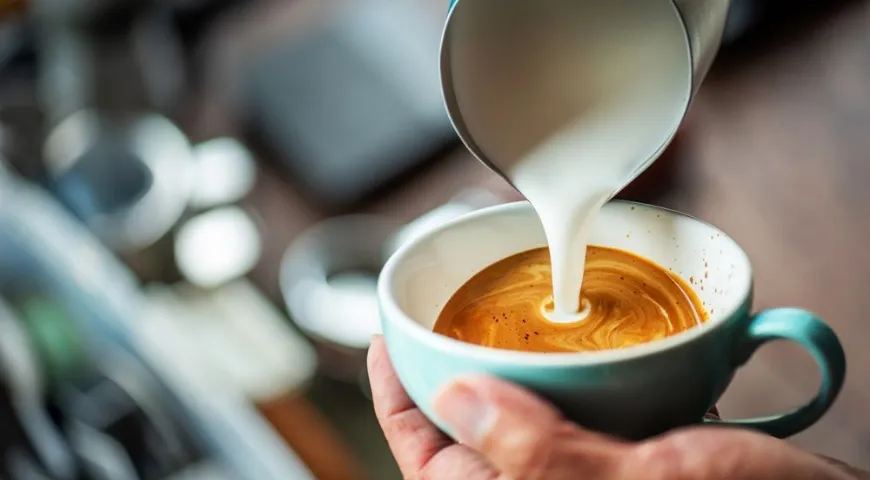 Количество молока в кофе не влияет на содержание кофеина 