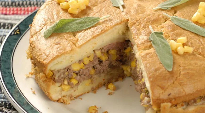 Пирог со свининой и картофелем