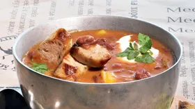 Фасолевый суп с колбасками-гриль