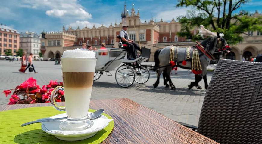 Тот латте макиато, каким мы знаем его сейчас, появился лишь в XX веке вместе с кофемашинами и капучинаторами, позволяющими создавать идеальную стабильную пену