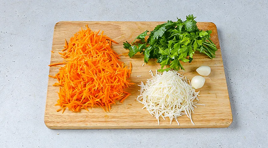 Морковный салат с сыром и чили-майонезом