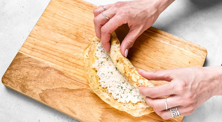 Яичные блинчики с крабовыми палочками и сыром