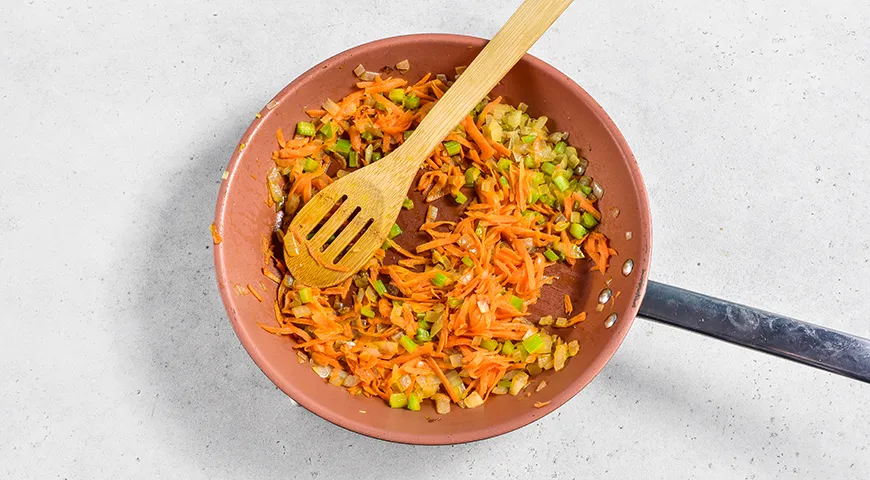 Куриный суп с консервированным горошком и яйцом