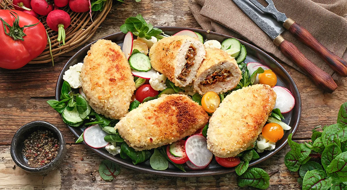 Рецепт куриных котлет в панировочных сухарях с начинкой из грибов