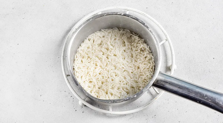 Куриный суп с консервированным горошком и яйцом