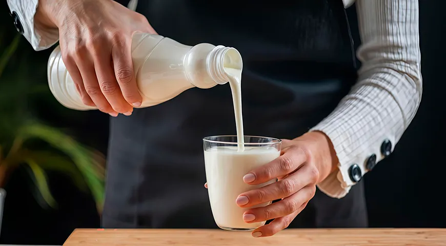 Классический кефир с жирностью 2,5% занимает промежуточное положение между более насыщенным (3,2% и выше) и облегченным (1% и обезжиренным)