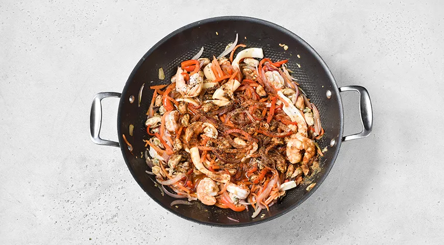 Фунчоза с морепродуктами и овощами