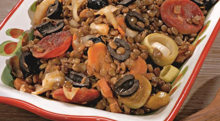 Зеленая чечевица с копченой колбасой