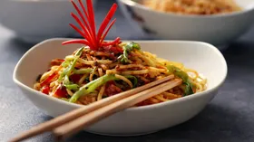 Яичная лапша с соевым соусом и ветчиной