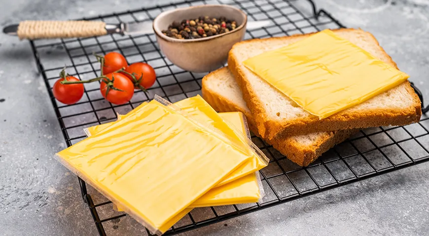 Ломтевой вариант плавленого сыра чаще всего встречается в форме нарезанных порционных пластин, он сохраняет форму в горячих блюдах