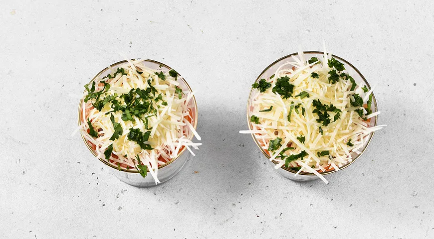 Салат-коктейль с ветчиной, огурцом и сыром