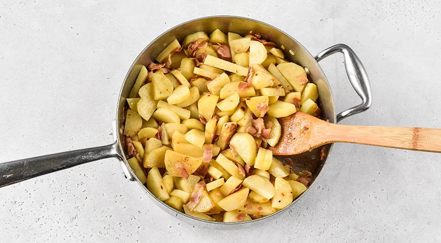 Картошка, тушенная с беконом и сметаной