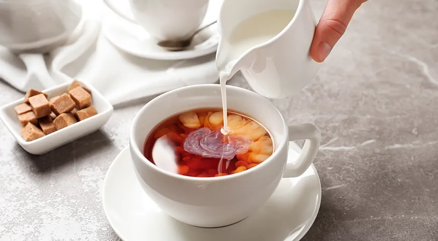 Чай с молоком хорошо переносится большинством людей при условии умеренного потребления