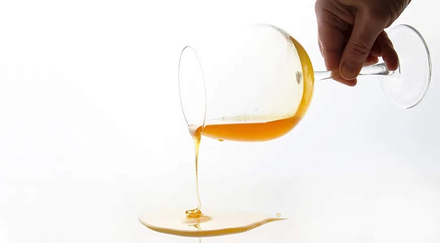 Для дегустации меда обычно используют бокалы, которые напоминают винные: в них лучше концентрируется аромат