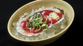 Устрица с белым наливом и острой малиной