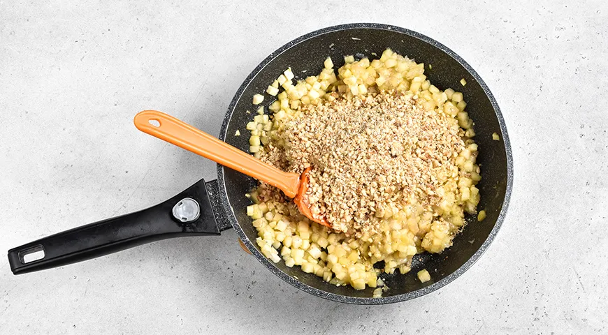 Яблочный пирог по-немецки с орехами