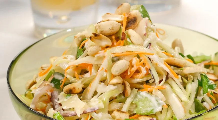 Салат Колслоу с арахисом