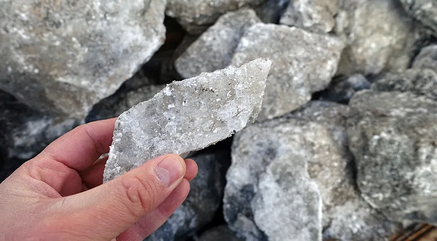 Галит (каменная соль) — это природный минерал, кристаллическая форма хлорида натрия, основной источник поваренной соли