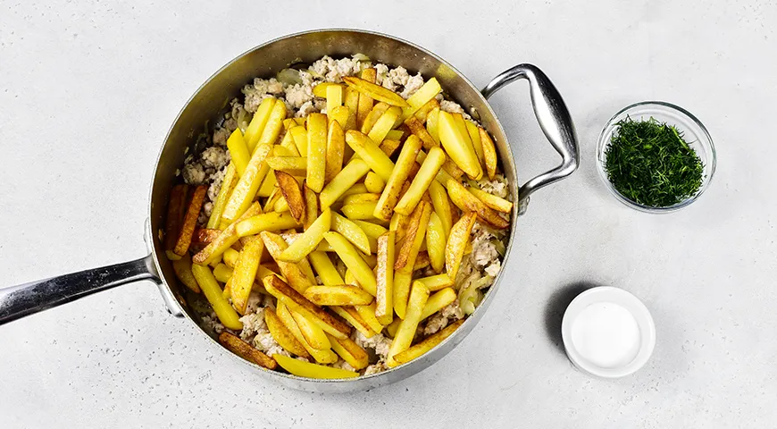 Жаренная картошка с фаршем на сковороде