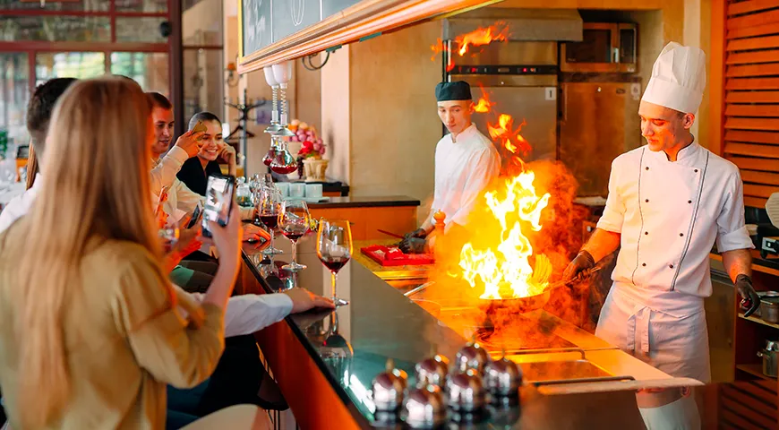 Современный тренд на открытую кухню в ресторанах существует в двух форматах: как гастрономический театр для разового посещения или как органичная часть концепции