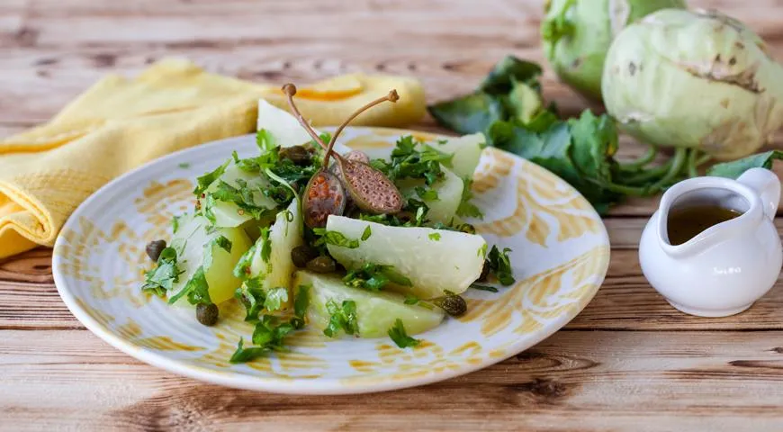 Теплый салат из кольраби с каперсами и кинзой