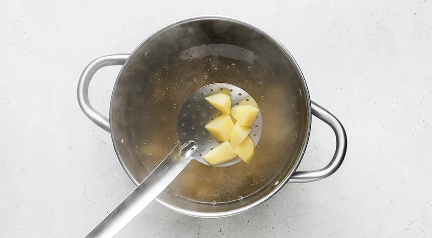 Домашние щи с капустой, мясом и молоком