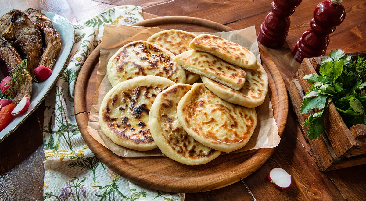 Дрожжевые лепешки с сыром