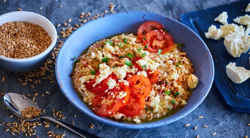 Цельная овсянка с брынзой и помидорами