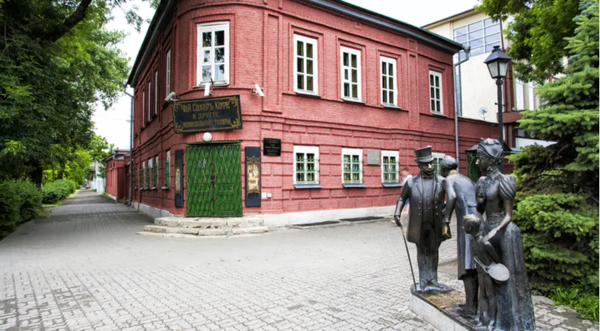 Музей «Магазин Чехова» в старом кирпичном здании, построенном в 1840-х годах. В этом доме в 1869-1874 годах жила семья Чеховых.