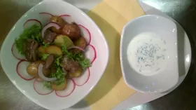 Жаренная картошечка с маринованными грибами и салатом фризе