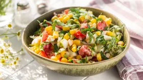 Салат с пекинской капустой, кукурузой, яйцом и помидорами