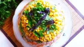 Слоеный овощной салат с креветками и макаронами