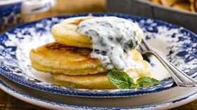 Блюдо из теста с продукцией пчеловодства