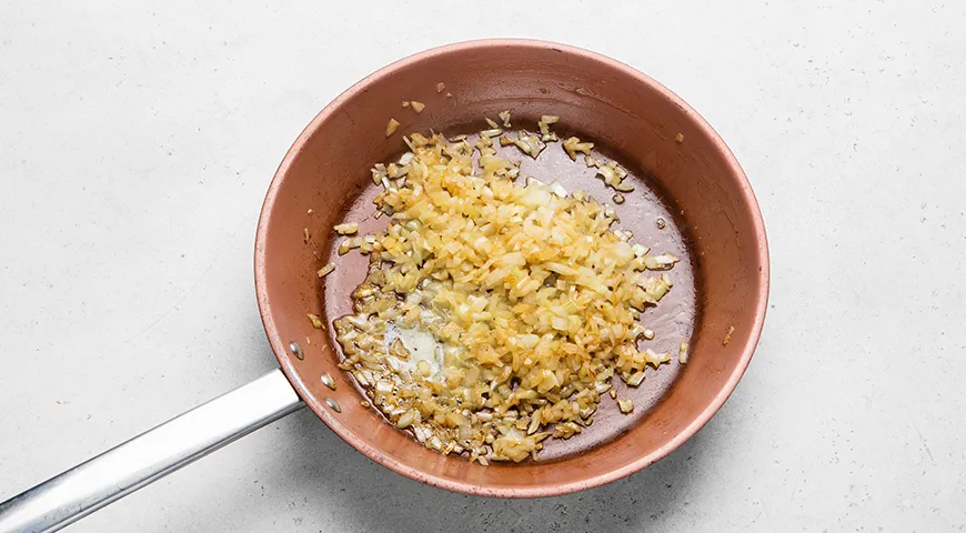 Куриное филе со сметаной и морковкой на сковороде