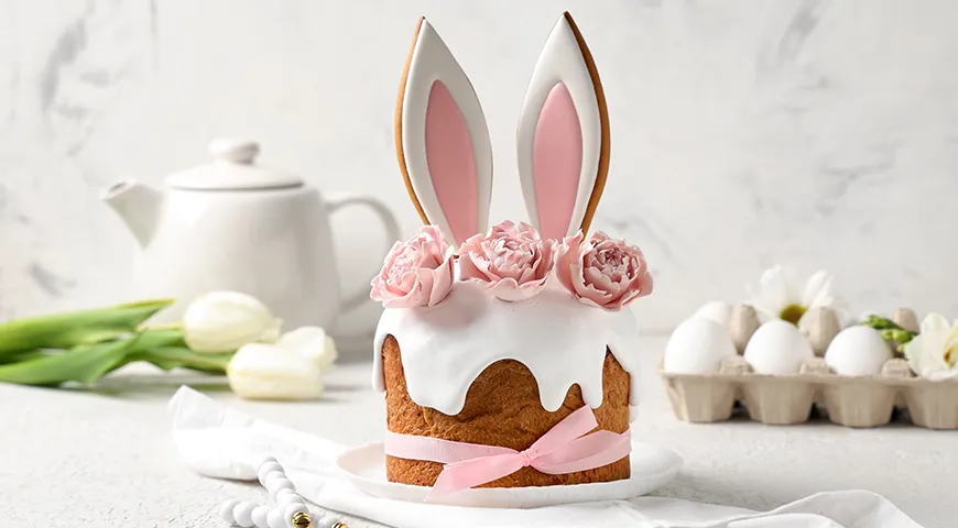 Декор современных куличей — это мастика, фигурки из марципана, сахарные цветы и даже золочение