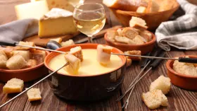 Топ-7 рецептов сырного фондю: вкусное блюдо для теплой вечеринки