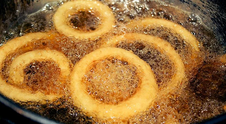 200 лет назад луковые кольца обжаривались на сале с сыром пармезан и подавались с  горчично-масляным соусом