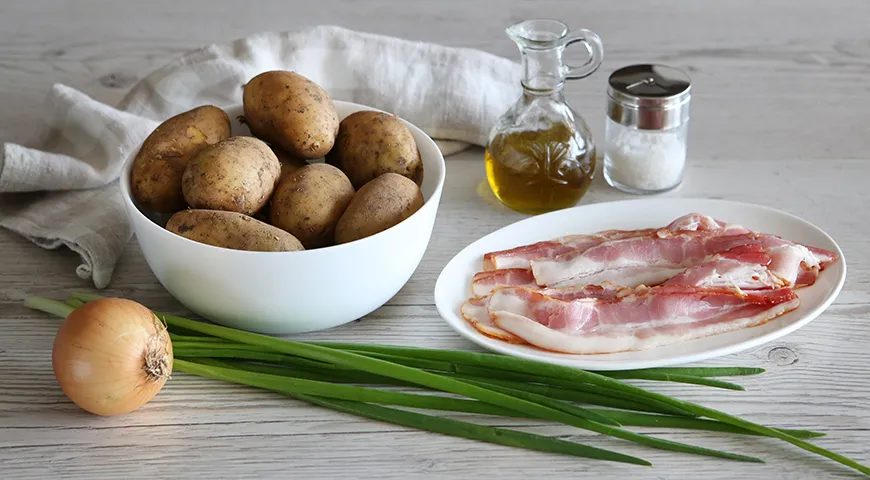 Раскладка продуктов для картофельной начинки: картошка, лук, соль, подсолнечное масло, бекон