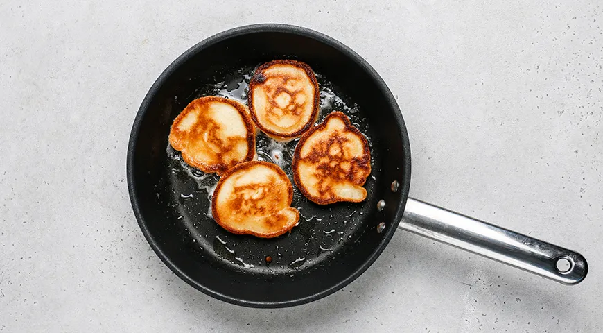 Пышные оладьи на воде с яйцами