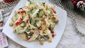 Салат с миндалём, огурцами и яблоками