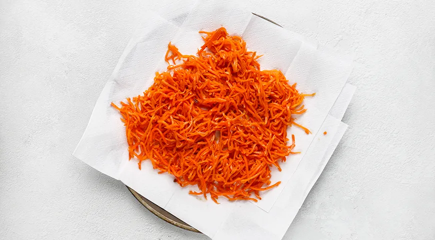 Слоеный крабовый салат с морковью по-корейски и сыром