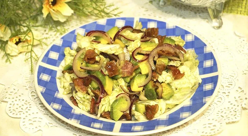 Салат с авокадо и сырокопченой грудинкой