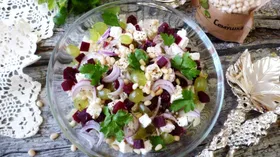 Салат с виноградом, свеклой и кедровыми орешками
