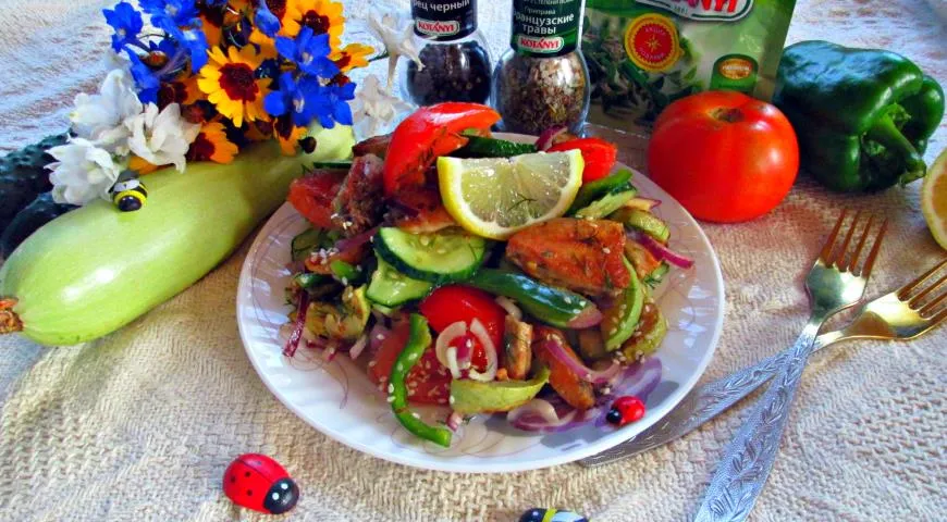 Готовим салат из свежих овощей и куриной грудки