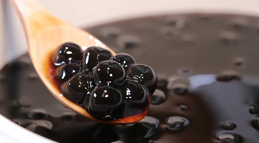 Тапиока не имеет собственного вкуса, но легко вбирает его от сиропов