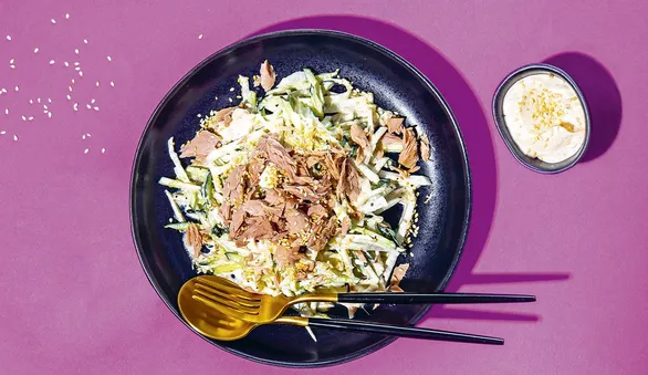 Салат с дайконом, огурцами и консервированным тунцом