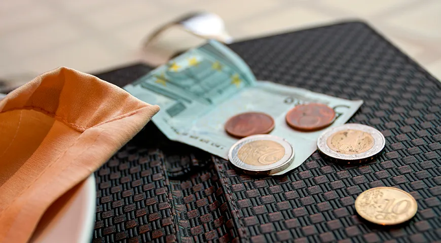 В Италии чаевые обычно включают в общий счет, однако приветствуется оставлять на столе благодарственные монеты официанту